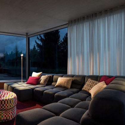 zona living con divano e lampada di design da terra